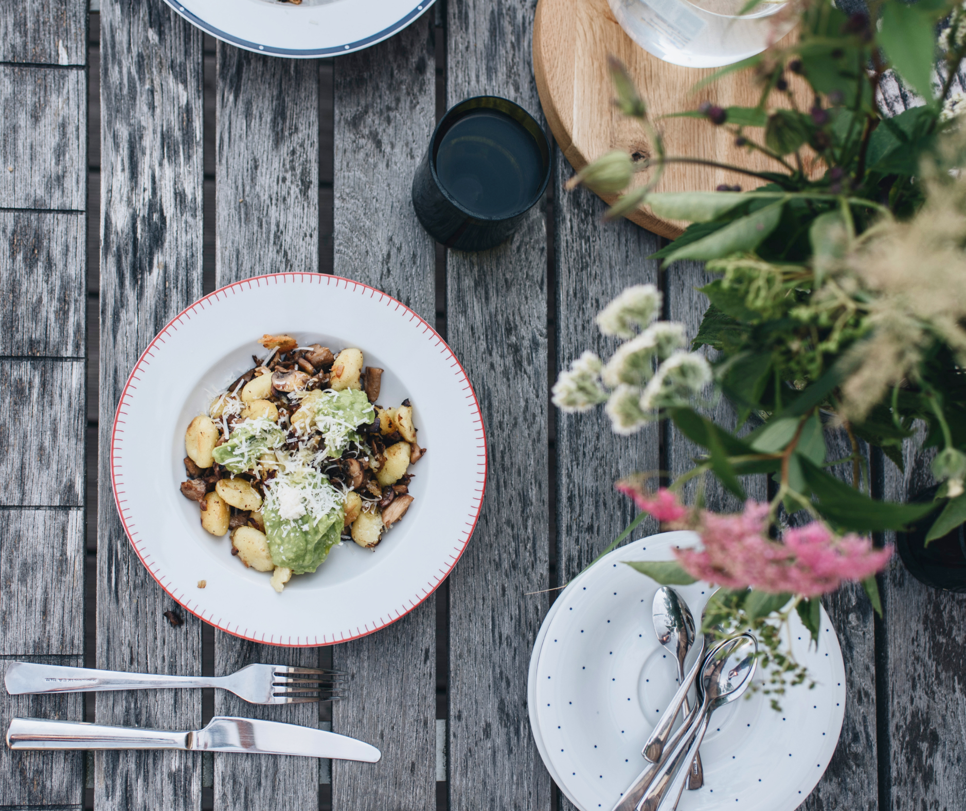 Prostřený venkovní stůl